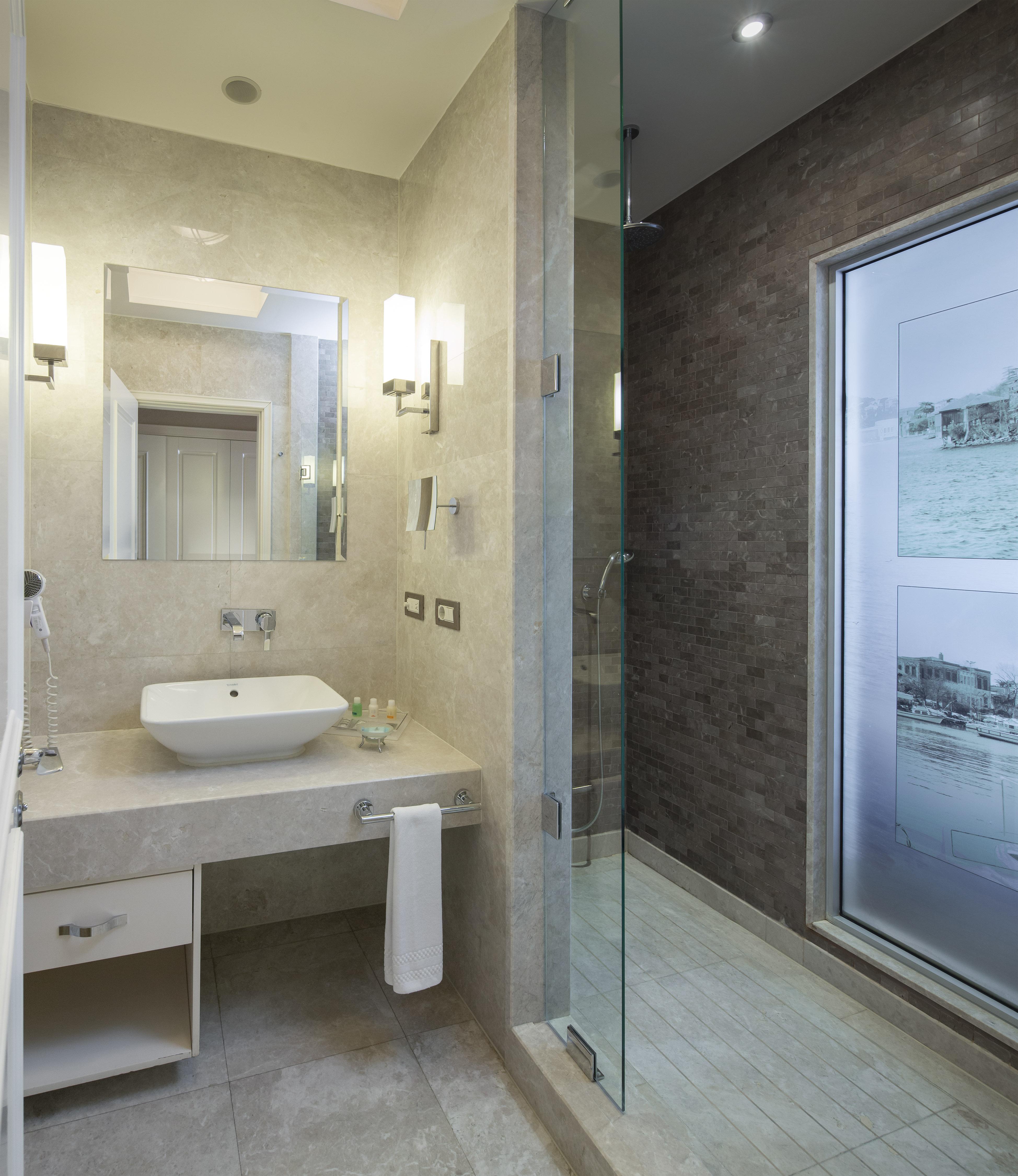 Titanic Business Kartal Otel